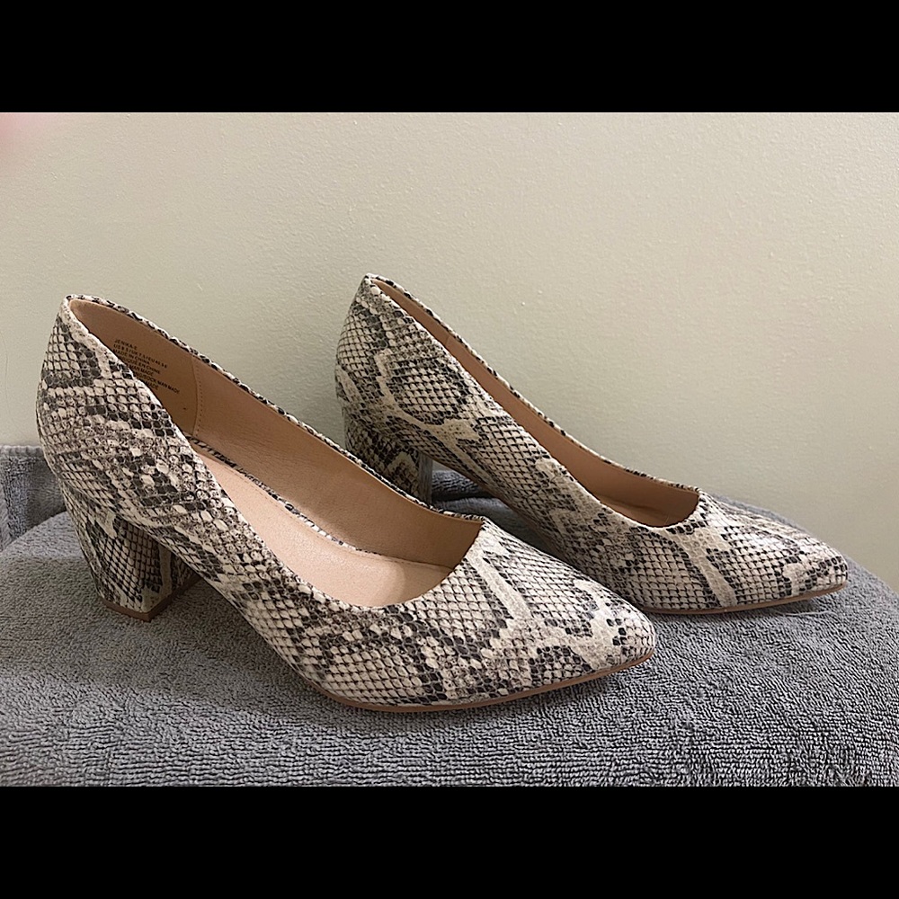 Closed Toe Snake Skin Pumps US 9.5